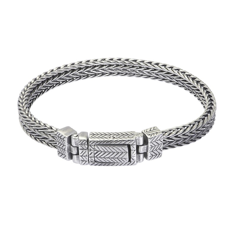 De iXXXi Men armband Brasilia is gemaakt van stainless steel in de kleur antiek zilver. De bracelet bestaat uit fijne schakels die door middel van een gevlochten design met elkaar verweven zijn.