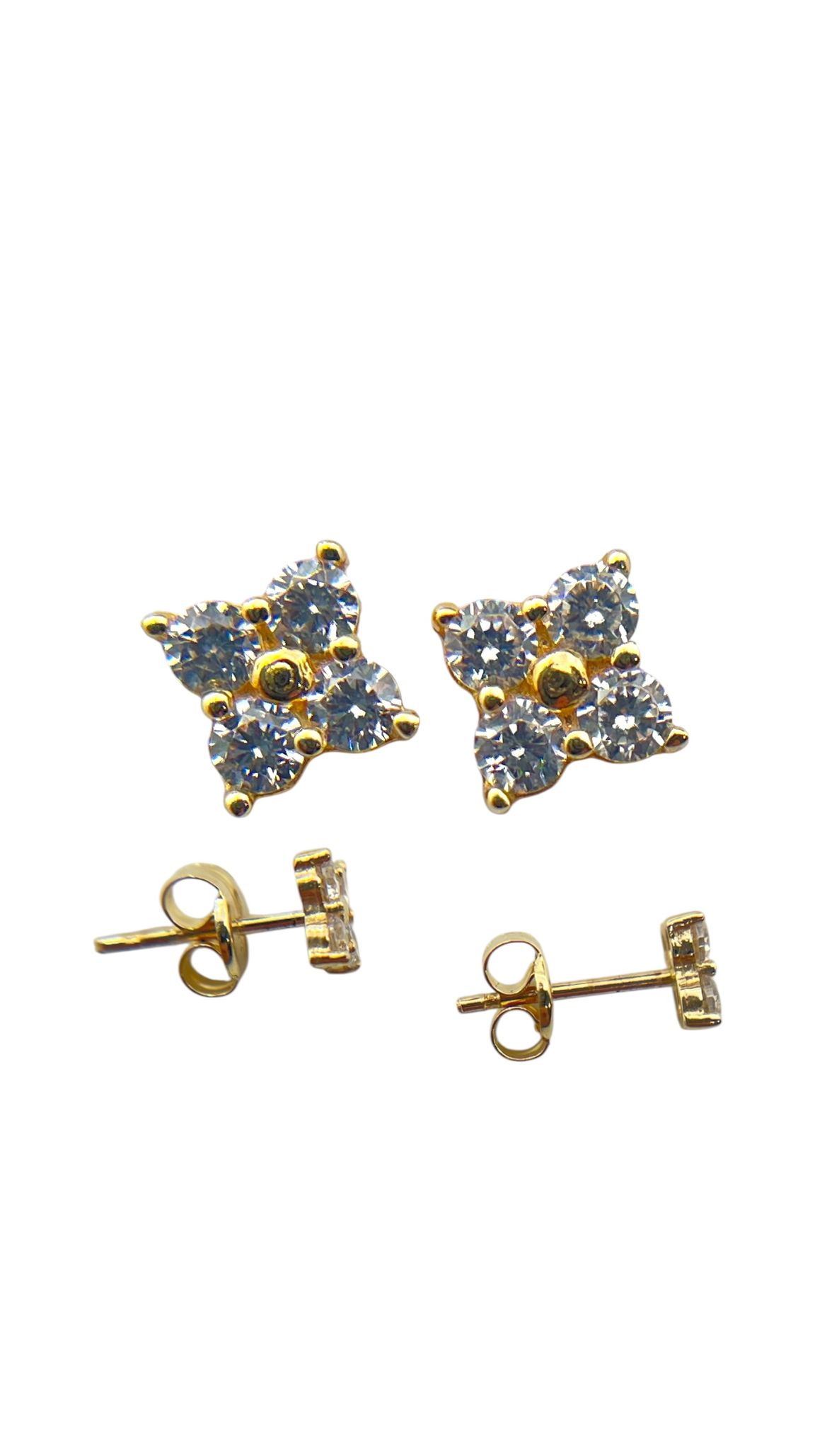 Deze 14 karaat gouden oorknoppen met zirkonia stralen elegantie uit. Ze vallen onder de categorie juwelen en zijn een must-have als stijlvolle oorbellen. De prachtige goudkleur en schitterende zirkonia maken ze perfect voor dagelijkse luxe of speciale gelegenheden. Combineer met andere gouden accessoires voor een verfijnde look. Een tijdloze aanvulling op elke sieradencollectie.