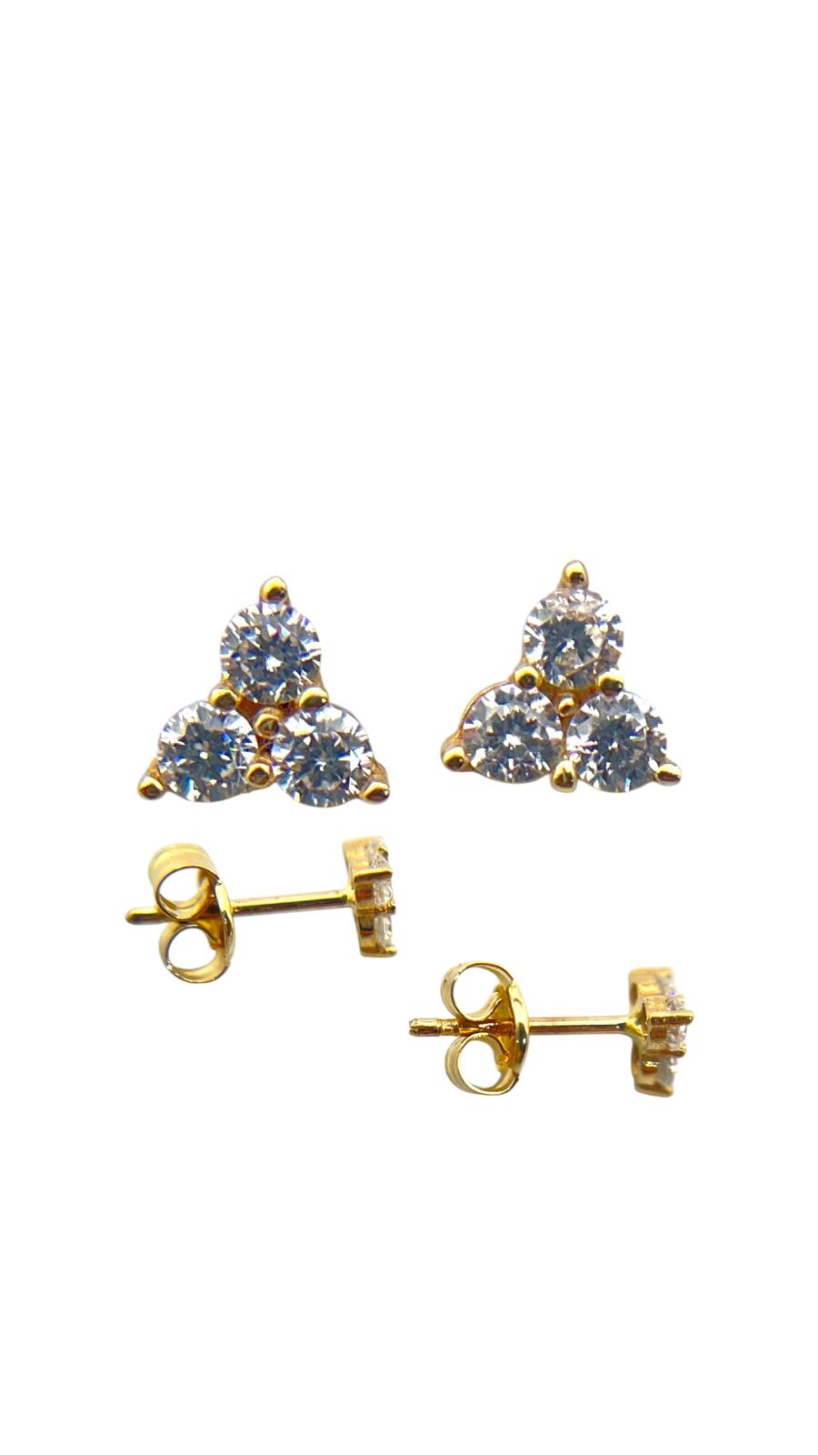 Deze prachtige triangel oorknoppen zijn vervaardigd uit 14-karaats goud en verfraaid met schitterende zirkonia steentjes, modelnummer TRIANGEL EARSTUD. Perfect voor elke gelegenheid, bieden ze een subtiele maar elegante uitstraling. Draag ze als een dagelijks accessoire of combineer ze met andere sieraden voor een chique avondlook. Voeg nu stijl toe aan uw collectie!