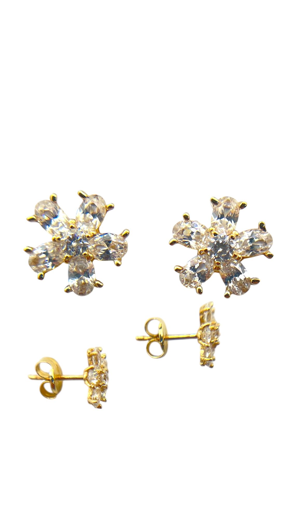 De FLOWER EARSTUDS, gemaakt van 14 karaat goud en versierd met fonkelende zirkonia, zijn subtiele en elegante juweeltjes. Perfect voor elke gelegenheid, of het nu formeel of casual is. Deze stijlvolle oorbellen voegen een vleugje verfijning toe aan je look. Ze zijn ideaal te dragen met opgestoken haar of bij een kort kapsel om ze volledig tot hun recht te laten komen.