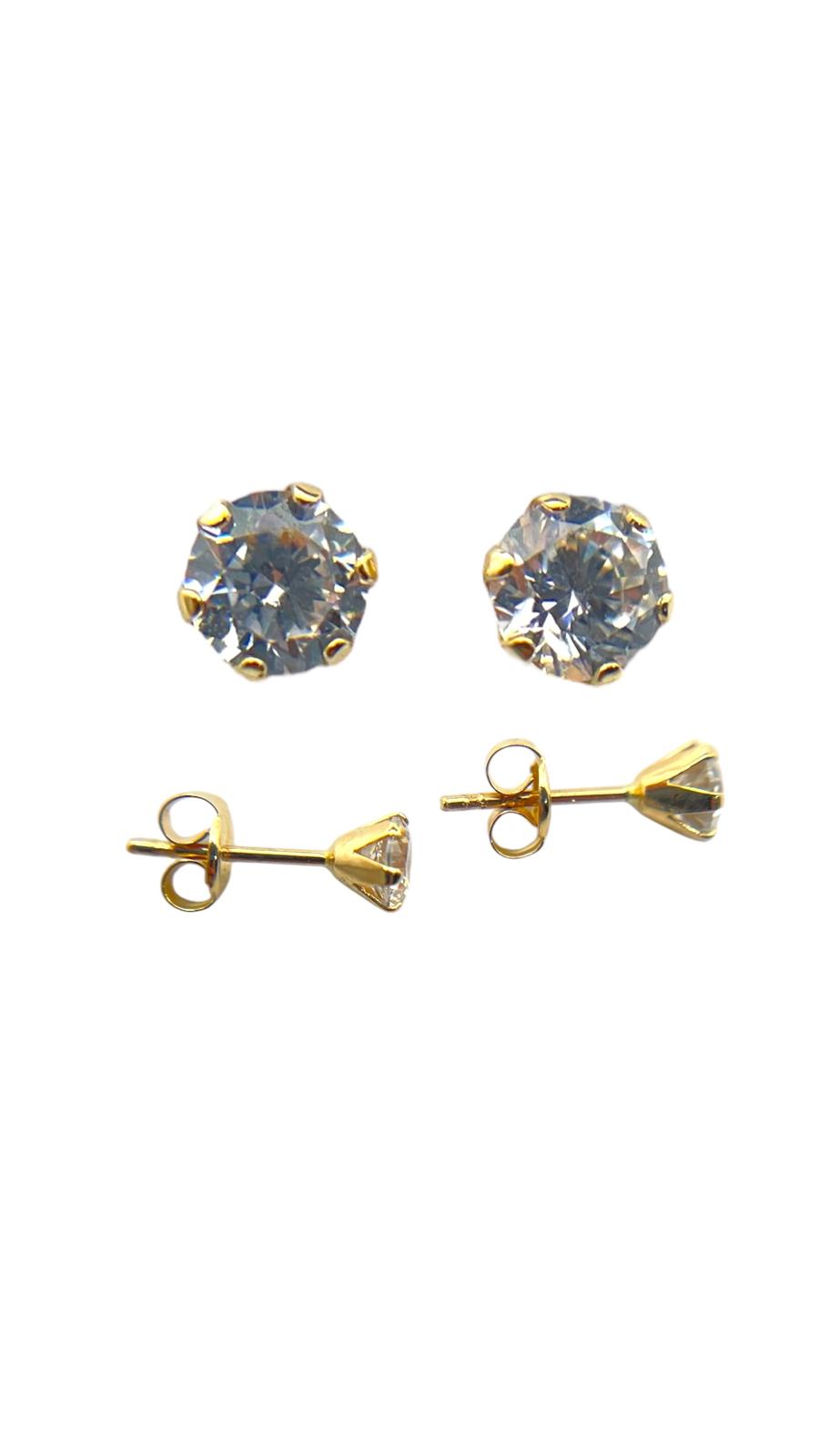 De Solitair 14k gouden oorknoppen met zirkonia stralen elegantie uit. Modelnummer EARSTUDS is een verfijnd sieraad dat bij elke gelegenheid gedragen kan worden. Deze prachtige oorbellen passen perfect bij zowel casual als formele outfits, waardoor ze veelzijdig zijn voor dagelijks gebruik of speciale gelegenheden. Combineer met een bijpassend gouden collier voor een complete look.