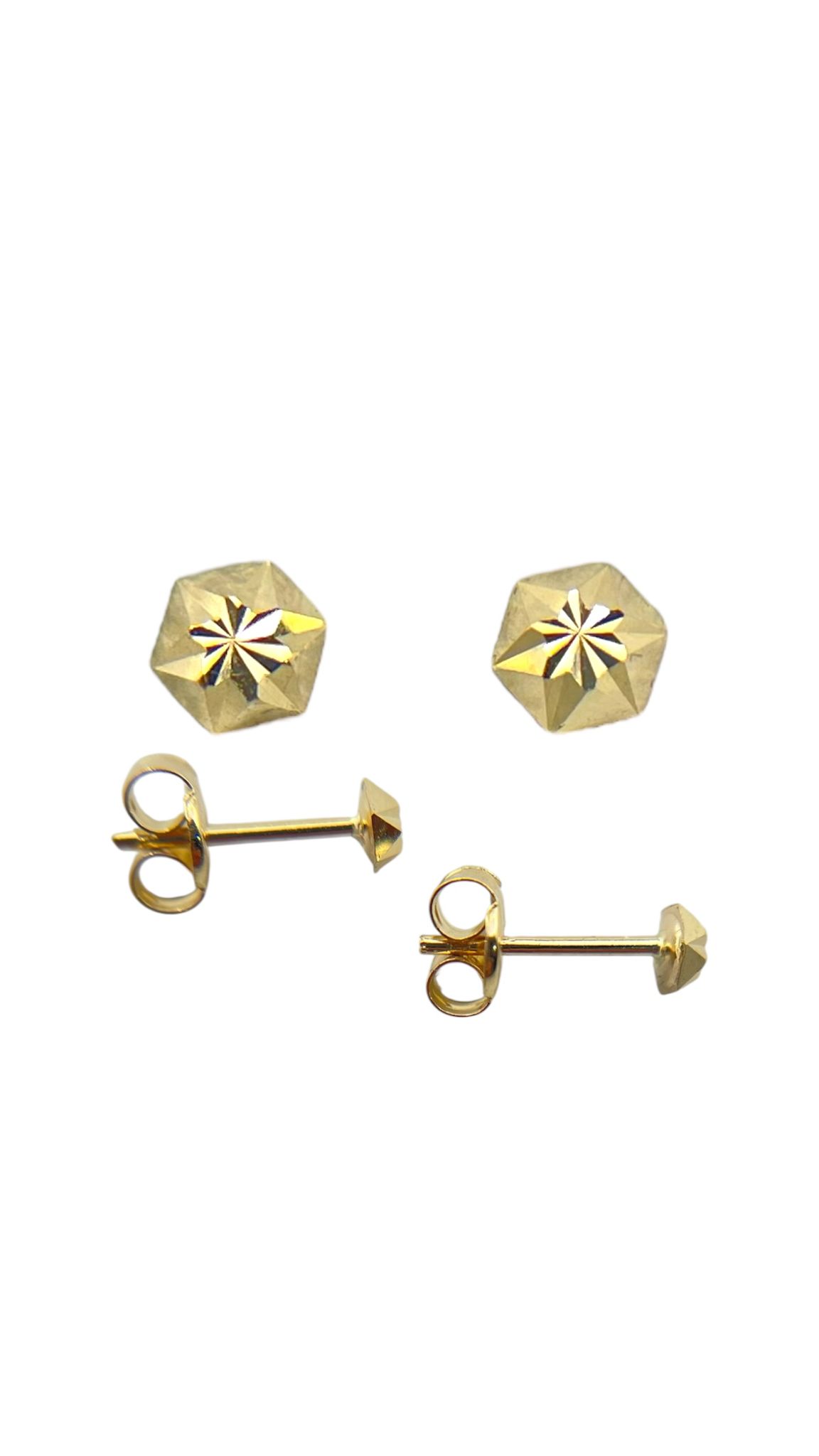 De 14 kt gouden oorknoppen met modelnummer EARSTUDS zijn gediamanteerd en horen bij de categorie juwelen. Ze zijn gemaakt van geelgoud en hebben een prachtige goudkleurige uitstraling. Deze studs zijn perfect voor dagelijks gebruik of speciale gelegenheden. Draag ze alleen voor een subtiele glans of combineer met andere sieraden voor een verfrissende look.