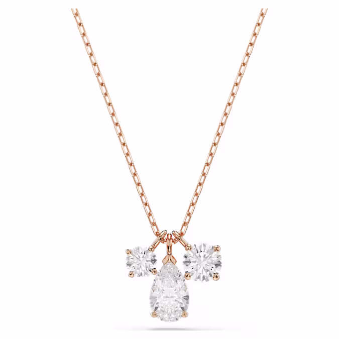 Voor een uiting van kunstzinnig vakmanschap is deze Mesmera-hanger versierd met drie schitterende Swarovski Zirkonia, waaronder een centrale Pear-vormige steen, aangevuld met twee kleinere ronde stenen aan weerszijden. Delicate facetten zorgen voor een verfijnde maar eenvoudige look, perfect om alledaagse outfits met licht te verfraaien. Deze hanger met roségoudkleurige toplaag hangt aan een delicate ketting en past perfect bij andere stukken uit dezelfde lijn.