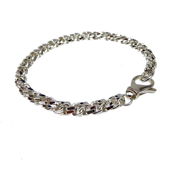 Model 61701 – Extra sterke gedraaide dubbele Venezia-ketting in glanzend sterling zilver, 5,5 mm

Model 61701 is de extra sterke versie van onze gedraaide dubbele Venezia-ketting. Gemaakt van glanzend sterling zilver en met een indrukwekkende diameter van 5,5 mm oogt de ketting uniek en solide. De twee gedraaide Venezia-schakels creëren een dicht en gestructureerd oppervlak met veel glans en volume. Een sieraad dat indruk maakt – zowel alleen als met een hanger. Ook verkrijgbaar in een licht geoxideerde versie en in alle lengtes.

✔ Extra sterke dubbele Venezia ketting in glanzend sterling zilver
✔ Diameter: 5,5 mm
✔ Strak, gedraaid en opvallend design
✔ Ook verkrijgbaar in een licht geoxideerde versie
✔ Alle lengtes kunnen worden gemaakt