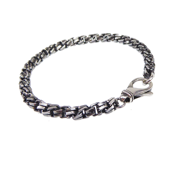 Model 61702 – Extra sterke gedraaide dubbele Venezia-ketting in licht geoxideerd sterling zilver, 5,5 mm

Model 61702 is de extra sterke versie van onze gedraaide dubbele Venezia-ketting – hier in een karaktervolle, licht geoxideerde uitvoering. Met een diameter van 5,5 mm en gemaakt van sterling zilver combineert de ketting een dichte, gedraaide structuur met een donkerder oppervlak, wat de details accentueert en een onderscheidende en rauwe uitstraling geeft. Perfect voor wie een sieraad met gewicht en pit zoekt. Ook verkrijgbaar in glanzend zilver als model 61701.

✔ Extra sterke dubbele Venezia-ketting in licht geoxideerd sterling zilver
✔ Diameter: 5,5 mm
✔ Ruw, dicht en gestructureerd ontwerp
✔ Ook verkrijgbaar in glanzend zilver (model 61701)
✔ Alle lengtes kunnen worden gemaakt