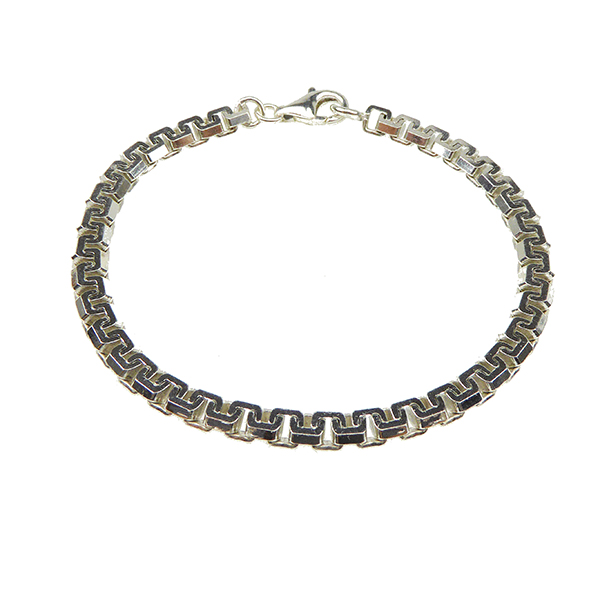 Model 98601 – Gefacetteerde zilveren ketting met composietstructuur, 5,6 x 3,4 mm

Model 98601 is een opvallende ketting die is geïnspireerd op klassieke Venezia-designs, maar die zich onderscheidt door zijn gerolde en gefacetteerde oppervlak. Gemaakt van glanzend sterlingzilver en 5,6 mm breed en 3,4 mm dik. Elke schakel heeft meerdere zijden, wat de ketting een sprankelende, bijna architectonische uitstraling geeft. De unieke structuur en de spannende compositie maken dit model tot een van onze populairste – zowel als ketting als armband. Ook verkrijgbaar in een licht geoxideerde versie.

✔ Ketting in glanzend sterling zilver met gerolde, facetstructuur
✔ Geïnspireerd op Venetiaans design met meerdere zijden per schakel
✔ Afmetingen: 5,6 mm breed | 3,4 mm dik
✔ Samengesteld en opvallend oppervlak
✔ Extreem populair vanwege het unieke karakter
✔ Ook verkrijgbaar in een licht geoxideerde versie
✔ Alle lengtes kunnen worden aangepast