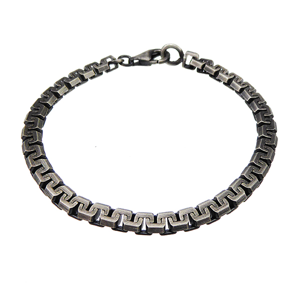 Model 98602 – Gefacetteerde zilveren ketting in licht geoxideerd sterling zilver 5,6 x 3,4 mm

Model 98602 is de karakteristieke, licht geoxideerde versie van onze populaire facetgeslepen ketting. Geïnspireerd door het Venezia-design en een gerolde constructie met meerdere zijden per schakel, heeft de ketting een opvallend, ruw oppervlak en een complexe, samengestelde structuur. Met een breedte van 5,6 mm en een dikte van 3,4 mm valt hij op door zijn lichtspel – zelfs met de donkere afwerking. Een sieraad met een uitgesproken karakter dat opvalt. Ook verkrijgbaar in glanzend zilver als  model 98601 .

✔ Facetgeslepen ketting in licht geoxideerd sterlingzilver
✔ Gerold ontwerp met meerdere zijden per schakel
✔ Afmetingen: 5,6 mm breed | 3,4 mm dik
✔ Samengestelde en ruwe uitstraling
✔ Ook verkrijgbaar in glanzend zilver (model 98601)
✔ Alle lengtes kunnen worden aangepast