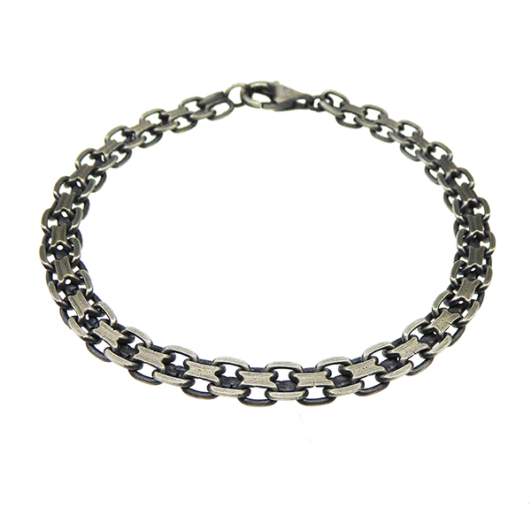 Model 98702 – Bismark ketting in licht geoxideerd sterling zilver 6 mm

Model 98702 is een robuuste en karaktervolle  Bismark-ketting  van licht geoxideerd sterlingzilver. De ketting is 6 mm breed en 2,2 mm dik, en de geoxideerde afwerking geeft een rauwe en onderscheidende uitstraling met diepte en scherpte. Hij past perfect als ketting en armband en is aantrekkelijk voor wie een meer mannelijke en expressieve look wenst. Ook verkrijgbaar in glanzend zilver als  model 98701 .

✔ Bismark ketting in licht geoxideerd sterling zilver
✔ Breedte: 6 mm | Dikte: 2,2 mm
✔ Ruwe en mannelijke uitstraling
✔ Geschikt als zowel ketting als armband
✔ Ook verkrijgbaar in glanzend zilver (model 98701)
✔ Alle lengtes kunnen worden aangepast 