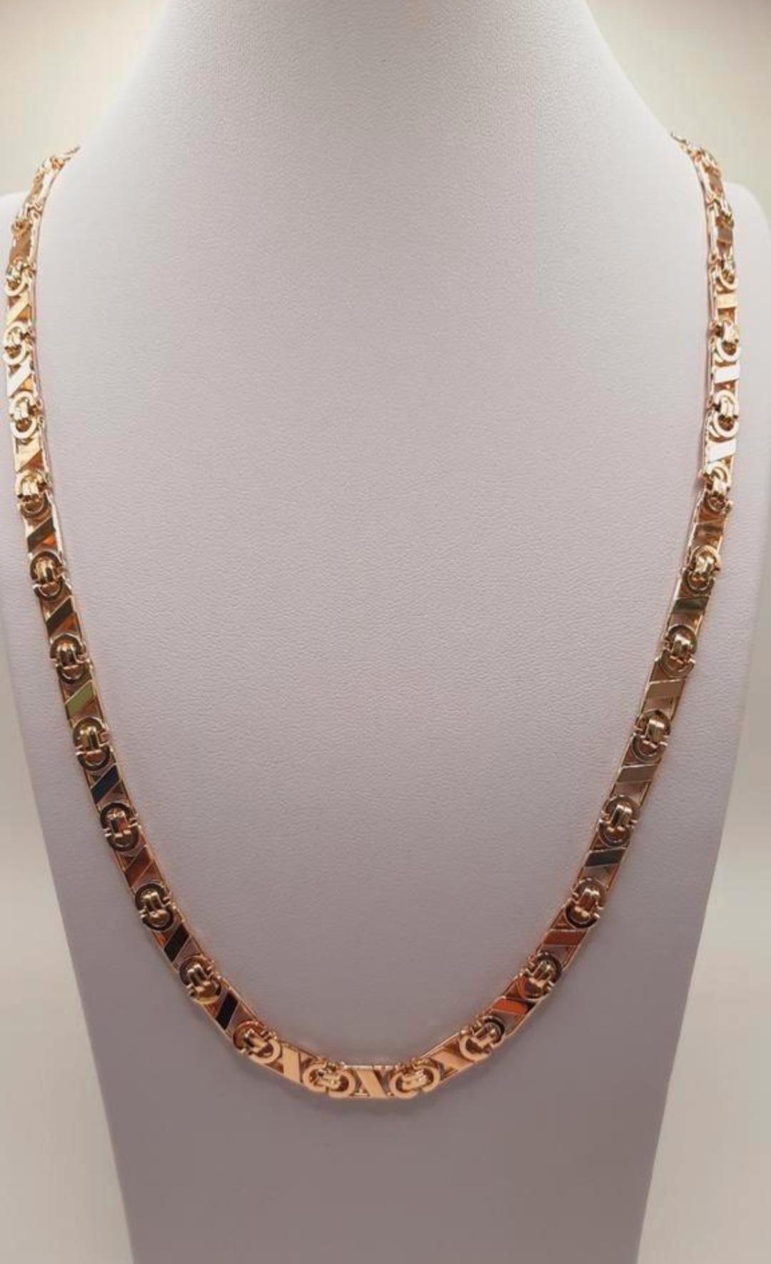 De Gouden Ketting 14kt, modelnummer 0002285, is een verfijnd sieraad. Gemaakt van 14-karaats goud, met een lengte van 650 mm, breedte van 5 mm, en een gewicht van 25,56 gram. Deze elegant gouden ketting is perfect voor zowel formele als informele gelegenheden en voegt een vleugje luxe toe aan elke outfit. Draag het solo of gelaagd.