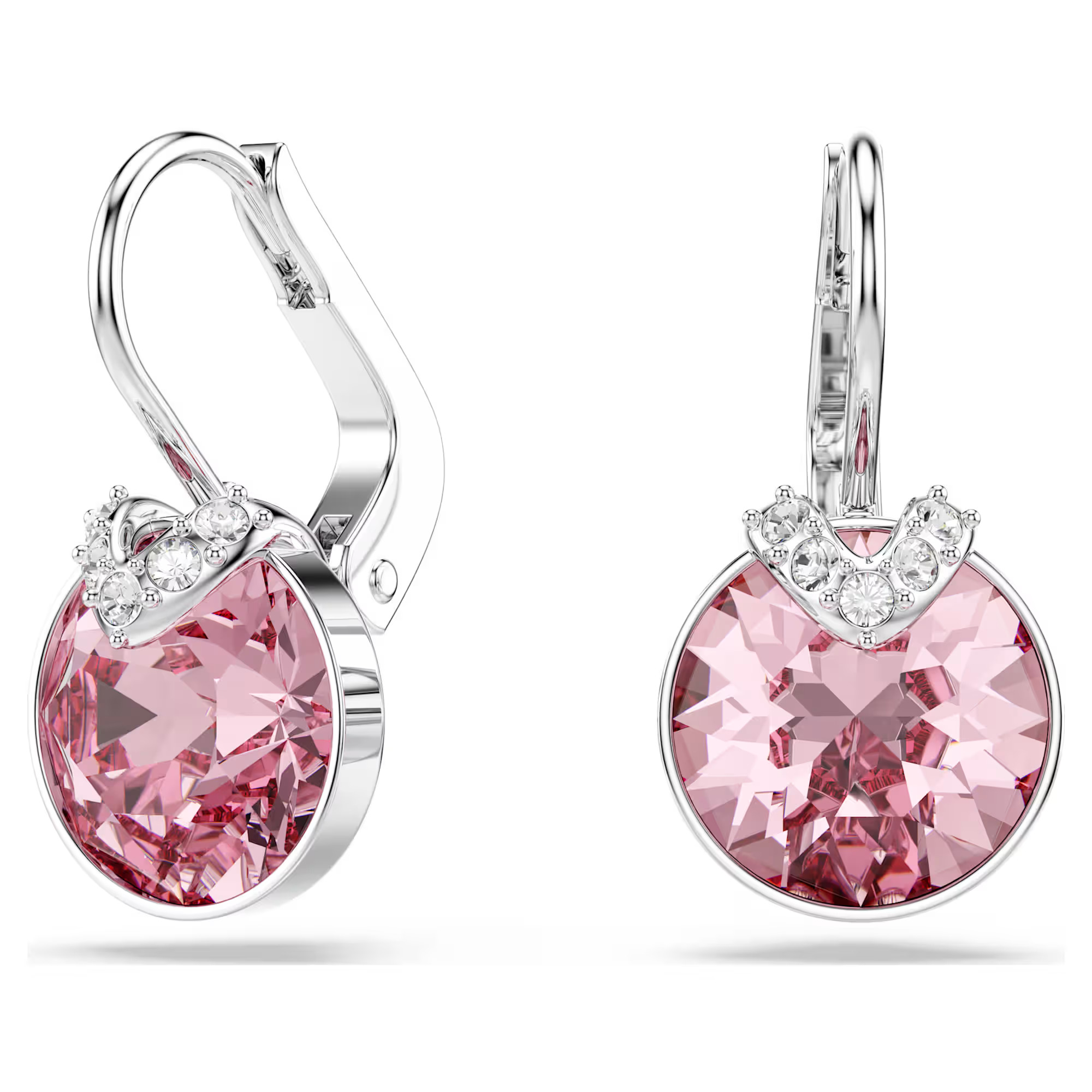 Voeg wat kleur toe aan uw dagelijkse garderobe met dit fascinerende paar oorstekers. Elk stuk met rhodium toplaag komt tot leven met een roze kristal in Round-slijpvorm, wat zorgt voor een look van pure vreugde. Deze oorbellen zijn een perfecte keuze voor zowel overdag als ‘s avonds en kunnen worden gedragen met een bijpassende roze hanger.