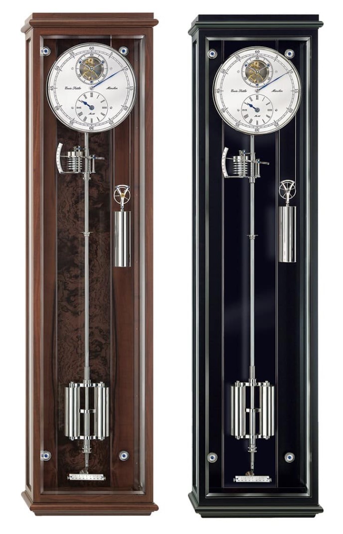 PRÄZISIONS-PENDELUHR ERWIN SATTLER CLASSICA SECUNDA 1995 M.
Zwart gelakt met hand gepolijste achterwand of met Makassar achterwand en metaalinleg in de kast. 145 cm hoog, 37 cm breed en 18 cm diep. Facet geslepen mineraal glas. Uurwerk Sattler Kaliber 1965 met doorbraak ik wijzerplaat en uurwerk. Drie potige ankerbrug hand gepolijst met zichtbare Graham ankergang. Loopduur 30 dagen. Invar Compensatie slinger met temperatuur en luchtdruk compensatie. 5 Precisie kogellagers en 11 in speciale Chatons verschroefde Robijn lagers en 2 Agaat ankerpaletten. Verzilverde wijzerplaat. Geblauwd stalen wijzers.