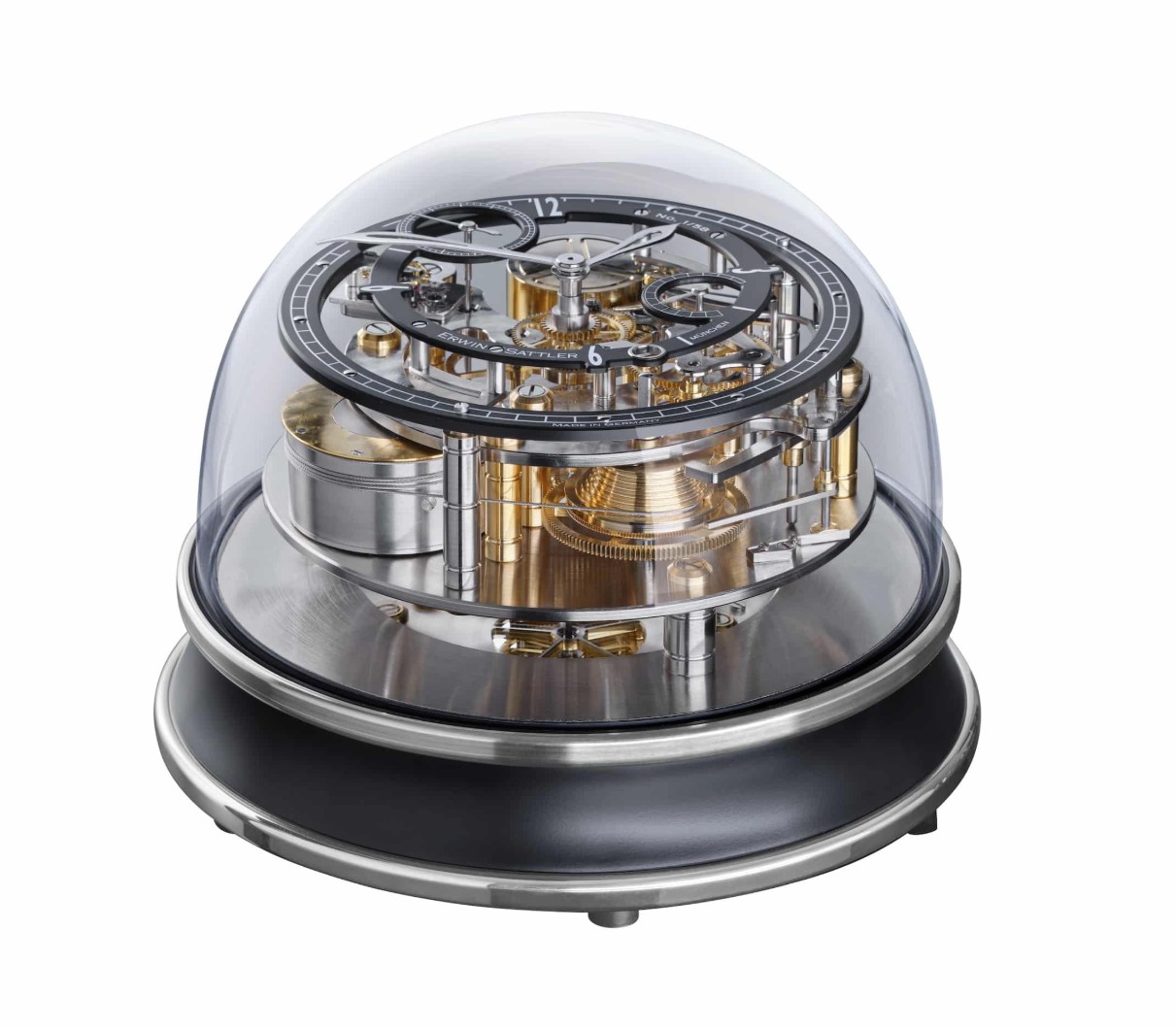 EEN TIJDOBJECT - DE NIEUWE VITREA VAN DE ERWIN SATTLER-MANUFACTURE. GLAS ONTMOET MECHANICA, ONTMOET DESIGN.

De mond geblazen glazen koepel, die het fraai en exclusieve uurwerk beschermt, geeft de klok niet alleen zijn naam, maar zorgt er ook voor dat het uurwerk van bijna alle kanten zichtbaar is. Het uurwerk en de minimalistische, zwart geanodiseerde wijzerplaatringen, inclusief de gewelfde wijzers, zweven bijna gewichtloos in de ruimte. Deze nieuwe 2025 introductie is gelimiteerd op 58 stuks.
Wederom een top klok en interieur item voor de liefhebben van iets zeer exclusiefs.
Wij hebben ingetekend op 3 stuks. Levering wordt verwacht in de loop van dit jaar.