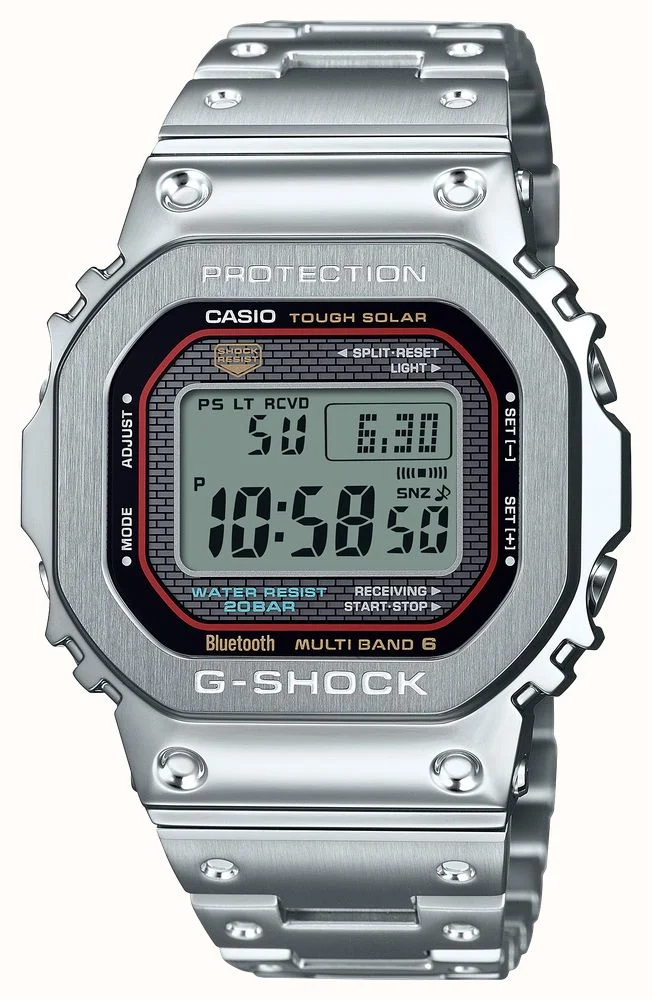 Zet de erfenis van G-SHOCK voort - ga voor traditioneel met de originele wijzerplaatkleuren van de DW-5000C, de allereerste G-SHOCK, nu in een volledig metalen horloge.

De klassieke G-SHOCK-kleuren zijn volop aanwezig met getrouwe reproducties van G-SHOCK rood, dat staat voor de passie om uitdagingen aan te gaan; blauw, dat staat voor uitstekende waterbestendigheid; en geel, dat staat voor uitstekende schokbestendigheid. 

Om een roestvrijstalen ring van deze diepte en afmeting te maken, is een tijdrovend proces nodig van smeden, snijden en polijsten. De bezel top is prachtig afgewerkt met een haarlijnbehandeling en de afgeschuinde randen met een spiegelafwerking voor maximale texturale schoonheid. 

Het is niet eenvoudig om een volledig metalen horloge te maken met dezelfde originele G-SHOCK schokbestendige structuur. We installeerden bufferende componenten van fijn hars tussen de roestvrijstalen ring en kast en gebruikten een drietandig lipje voor de horlogebandverbinding om schokken naar de verbindingsbuizen af te voeren. De roestvrijstalen behuizing heeft dezelfde schroefslotconstructie als het origineel voor een goede afdichting.

De metalen bandstukken hebben kuiltjes gekregen om de look van het ontwerp van de hars horlogeband van de allereerste G-SHOCK te reproduceren. En het feit dat het horloge is gemaakt in Yamagata Casio, de ""moederfabriek"" waar de allereerste G-SHOCK werd gemaakt, maakt de cirkel rond.