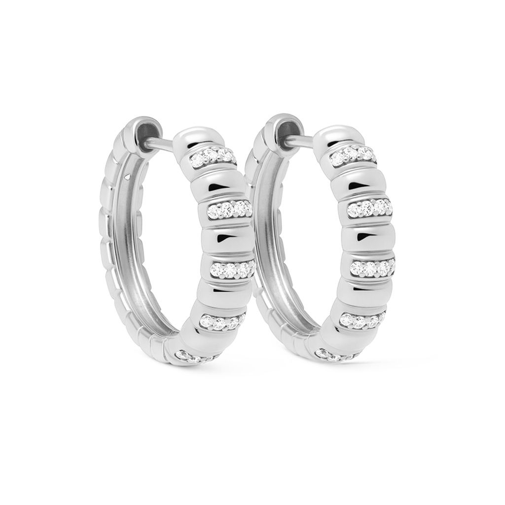 De Karma Hinged Hoops LIRA Ribble Zilver 16MM, modelnummer KAR-H652S, zijn nikkelvrije creolen. Perfect voor gevoelige oren. Deze elegante oorbellen voegen een verfijnde touch toe aan elke outfit. Draag ze solo voor een minimalistische look of combineer met andere sieraden voor een gelaagd effect. Ideaal voor zowel dagelijkse als speciale gelegenheden.
