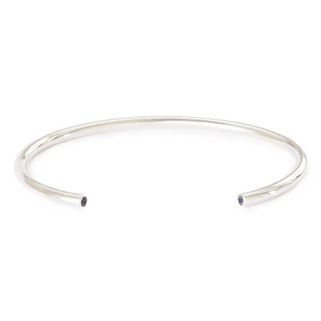 Draag de inspirerende kracht van labradoriet om creativiteit en inzicht te stimuleren. De bangle van sterling zilver heeft aan elk uiteinde een gefacetteerde labradoriet.