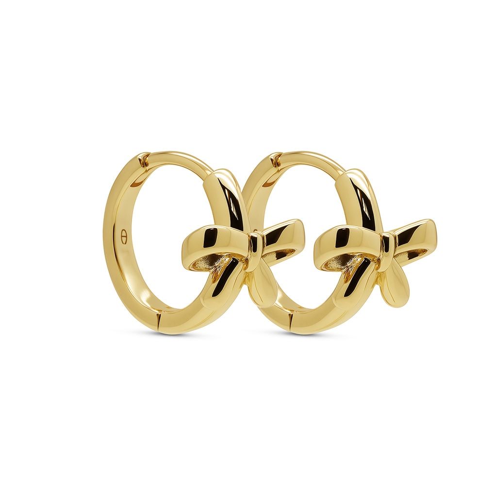 Deze Karma Hinged Hoops JOLIA Bow Goldplated, modelnummer KAR-H658GP, zijn veelzijdige creolen. Kenmerken zijn gouden plating en ze zijn nikkelvrij. Beste gedragen met opgestoken haar of bij een eenvoudige blouse, zodat de details van de oorbellen beter uitkomen. Ideaal voor zowel dagelijks als voor een speciale gelegenheid.