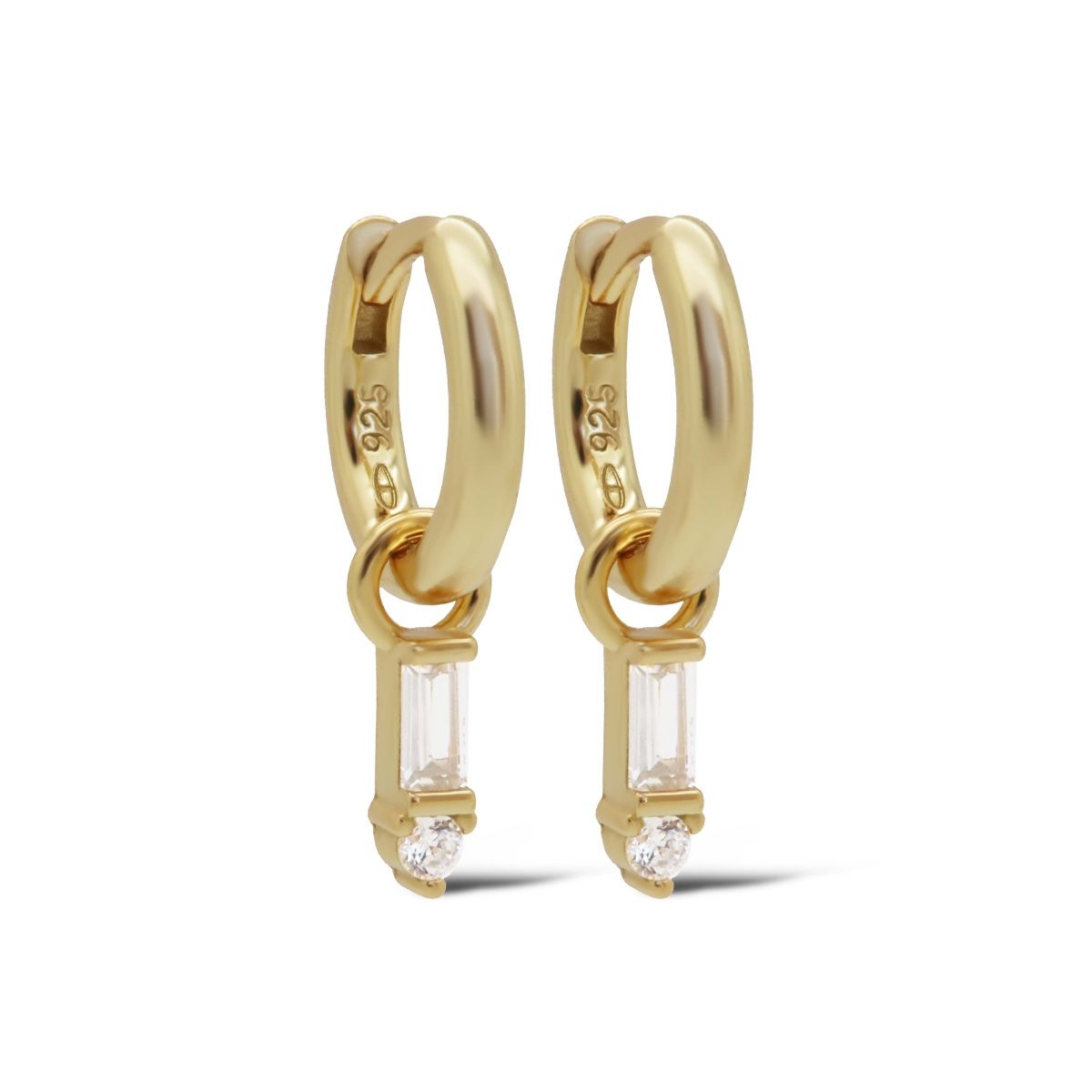 De Karma Hinged Hoops EMMY Clear Goldplated (modelnummer KAR-A147GP) zijn verfijnde creolen die vallen onder de categorie sieraden. Ze zijn gemaakt zonder nikkel, waardoor ze geschikt zijn voor mensen met een nikkelallergie. Draag deze elegante oorbellen bij zowel casual als formele outfits voor een verfijnde look. Perfect om elke look te vervolledigen.
