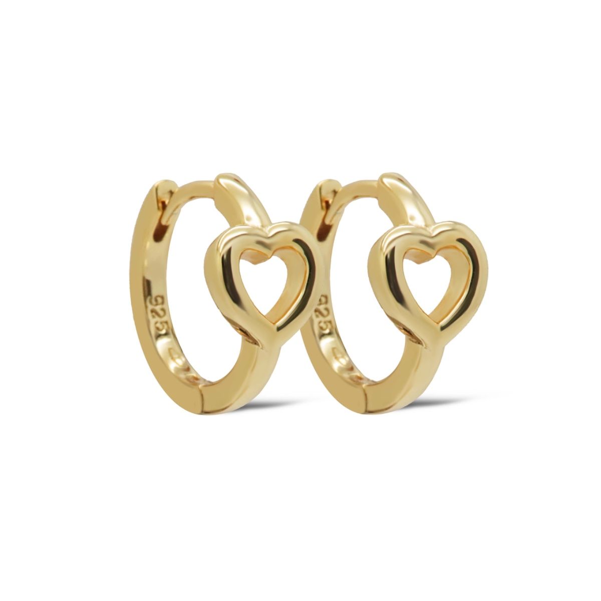 De Karma Hinged Hoops HINA Open Heart 12MM Goldplated, modelnummer KAR-H648GP, zijn prachtige creolen die volledig nikkelvrij zijn. De oorbellen zijn ideaal voor elke gelegenheid en passen perfect bij zowel casual als elegante outfits. Draag ze om je look compleet te maken en een subtiele maar stijlvolle uitstraling te geven. Perfect als cadeau of om jezelf te verwennen.