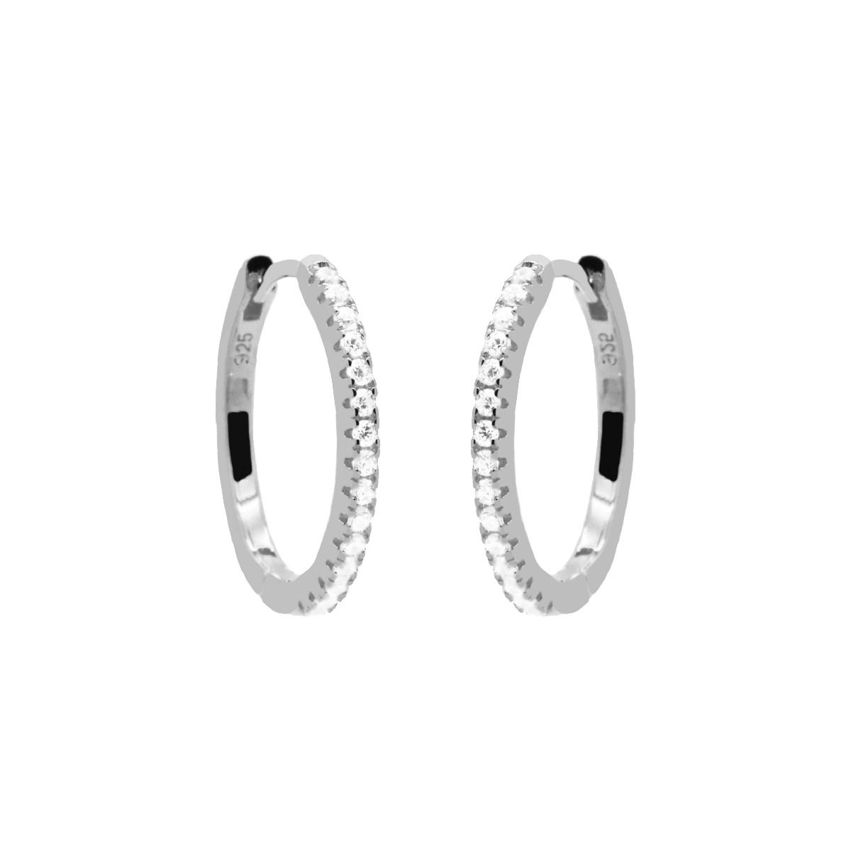 De Karma Plain Hinged Hoops 13MM Silver met modelnummer KAR-H263S zijn prachtige creolen die nikkelvrij zijn, wat ze perfect maakt voor mensen met een gevoelige huid. Deze sieraden zijn ideaal voor dagelijks gebruik en kunnen eenvoudig worden gecombineerd met andere accessoires voor een stijlvolle look. Draag ze solo of in combinatie met andere oorbellen voor een eigentijdse uitstraling.