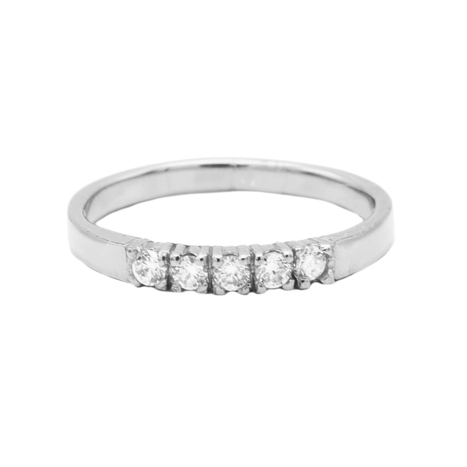 De Karma Ring 4 Zirconia Silver, modelnummer KAR-R001S60, is een elegante ring ontworpen voor liefhebbers van sieraden. Het is nikkelvrij, dus geschikt voor mensen met een gevoelige huid. Draag het als een stijlvol accessoire voor dagelijks gebruik of speciale gelegenheden, gecombineerd met andere zilveren juwelen voor een verfijnde look. Perfect voor een subtiele, chique uitstraling.