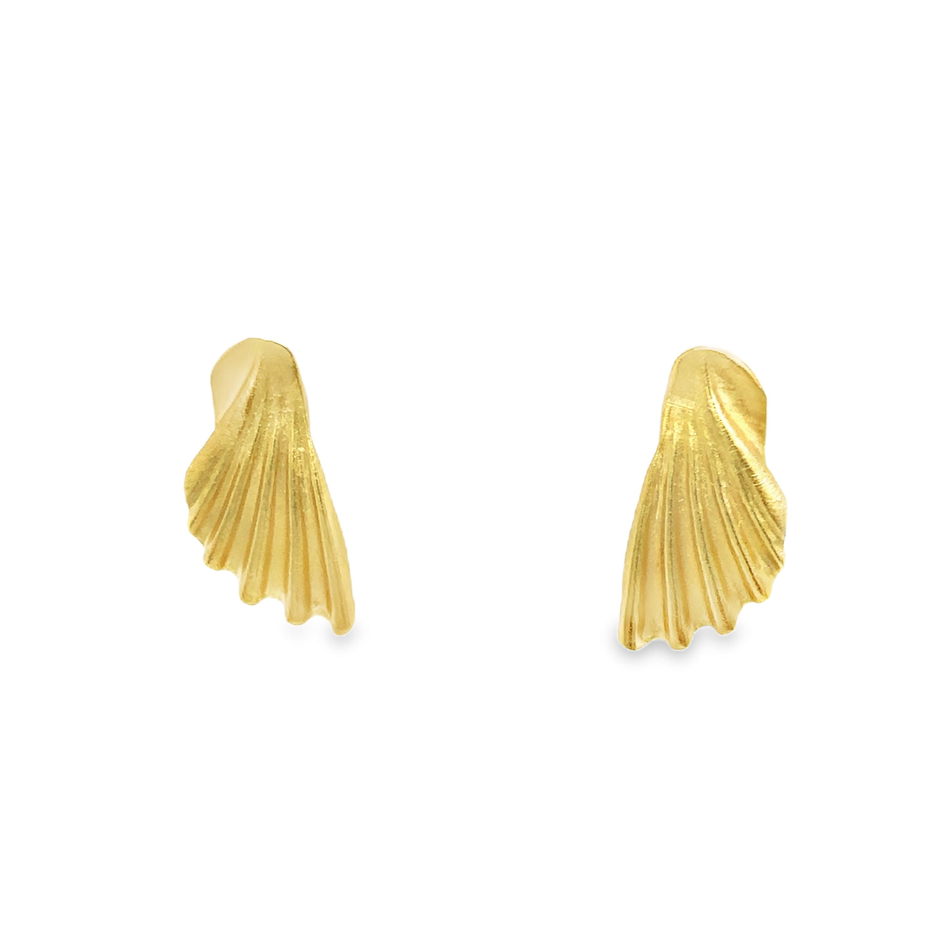 Die Ohrstecker Muschel Gold 750 sind elegante Schmuckstücke in Muschelform, gefertigt aus 18 Karat Gold. Diese eleganten Ohrstecker aus Gold sind ein subtiles, aber wirkungsvolles Statement. Ihr fließendes, skulpturales Design fängt das Licht auf faszinierende Weise ein und verleiht jedem Outfit einen Hauch von Luxus und Raffinesse. Perfekt für den täglichen Gebrauch oder besondere Anlässe. hochwertigen Stecker passen perfekt zu jedem Outfit und sind ideal für den täglichen Gebrauch oder besondere Anlässe. Am besten kombinieren Sie sie mit einem hochgesteckten Haar, um ihre Schönheit voll zur Geltung zu bringen.
Variabel durch integrierte Einhängehäkchen. Die hier gezeigten hellblauen Chalcedone sind nicht enthalten.

UNIKAT