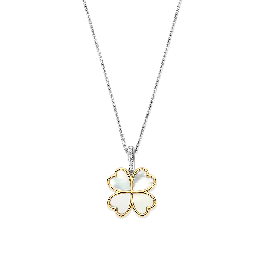 De TI SENTO klaverhanger 6821MW is een symbool van geluk, elegantie en moeiteloze charme. Gemaakt van hoogwaardig 925 sterling zilver, is dit betoverende klavertje vier omlijst met een stralende geelgouden kleur, wat de zachte glans van de parelmoeren inleg accentueert. Delicaat maar opvallend, het is een sieraad dat zowel betekenis als schoonheid in perfecte harmonie vangt. De hanger wordt geleverd met een sierlijke zilveren collier van 45 cm. Opgehangen aan een platina vergulde zilvergekleurde clipring, versierd met pavé gezette cubic zirconia, vangt deze hanger het licht met subtiele schittering. Bevestig het aan een van je favoriete kettingen om een gepersonaliseerde look te creëren die uniek is. Of het nu gedragen wordt als geluksbrenger of gelaagd voor een moderne, samengestelde uitstraling, de verfijnde details en tijdloze symboliek maken het een instant klassieker. Nikkelvrij en hypoallergeen, het belooft luxueus comfort bij elk draagmoment. Een gouden vleugje fortuin, klaar om overal met je mee te gaan.