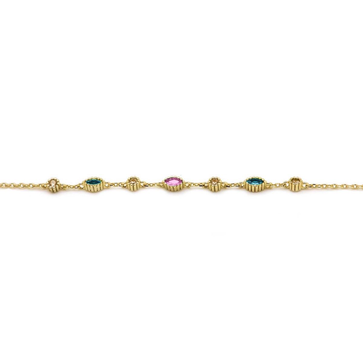 De Karma Bracelet JULES Blue Goldplated (modelnummer KAR-94160GP-LB) is een prachtige armband en valt onder de categorie sieraden. Het is nikkelvrij en daardoor geschikt voor mensen met een nikkelallergie. Draag deze elegante armband als enkel sieraad of combineer hem met andere gouden sieraden voor een trendy look. Perfect voor elke gelegenheid.