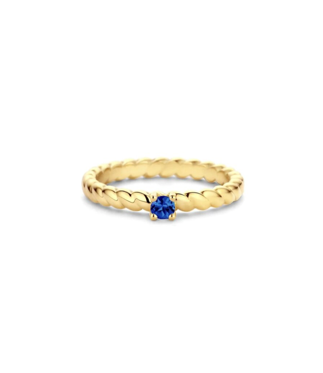 Elegante geelgouden ring van het Nederlandse merk Miss Spring. De ring is gemaakt van 14kt goud, waardoor de ring mooi zijn kleur behoudt. In het midden van de ring is een mooie blauwe Saffier gezet. Om de ring wat speelser te maken lijkt het alsof de band van de ring gedraaid is. Dit geeft de ring een eigentijds gevoel. De maat van de ring is 53, maar kan in andere maten besteld worden. De ring kan mooi enkel gedragen worden, maar kan ook gecombineerd gedragen worden met andere ringen. Voor meer informatie neem dan gerust contact met ons op!