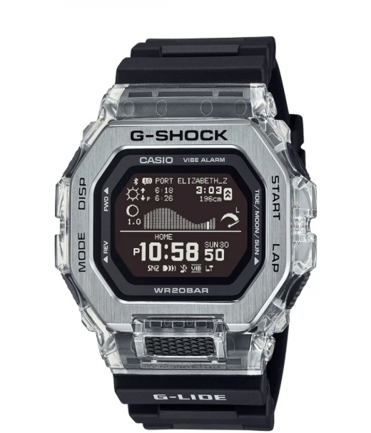 Een G-SHOCK uit de G-LIDE-lijn biedt de robuustheid en functionaliteit die je surfstijl vereist en de zomerse materialen en kleuren waar je dol op bent.

De bezel is geïnspireerd op de zomerse surfscène en is gemaakt van twee verschillende materialen om het uiterlijk van glinsterende golven op te roepen die schitteren in het zonlicht. De bovenkant van de bezel, van roestvrij staal met afgeschuinde randen in spiegelglans, contrasteert subtiel met de glanzende doorschijnendheid van de basis van de bezel van hars.

De horlogeband is gemaakt van bio-based urethaan en heeft een split voor een betere pasvorm en afvoer van water en zweet. De belangrijkste harscomponenten die zijn toegepast in de kast, de horlogeband en meer zijn gemaakt met hars van biologische oorsprong om de impact op het milieu te verminderen. Dit alles zorgt voor de comfortabele draagbaarheid die je zoekt, zodat je je kunt concentreren op het glijden over de golven.

Krijg volledige functionaliteit aan je vingers met Smartphone Link. Gebruik gewoon de speciale app om een van de ongeveer 3.300 grote surfspots over de hele wereld te selecteren en stuur locatiespecifieke getijdenpatronen en daglichtomstandigheden naar het horloge. De brede wijzerplaat met Memory in Pixel (MIP) LCD-scherm met hoge resolutie biedt dezelfde duidelijke weergave van de getijdengrafieken en maanstand als de eerdere modellen, en ook nog de tijden en niveaus van hoogtij/laagtij en de tijden van de zonsopgang/zonsondergang. En dat allemaal in één oogopslag. Dit horloge is gemaakt om surfers te helpen zich voor te bereiden op zware wedstrijden over de hele wereld.