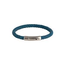 Dit tijdloze model heeft een eenvoudig gevlochten design. Glad, fijn leer dat met de tijd mooier wordt, ook in bruin, zwart, blauw of rood. Perfect te combineren met uw horloge of andere Aze sieraden. Het ronde slot is gemaakt van staal en is eenvoudig te openen door het eenvoudige kliksysteem.