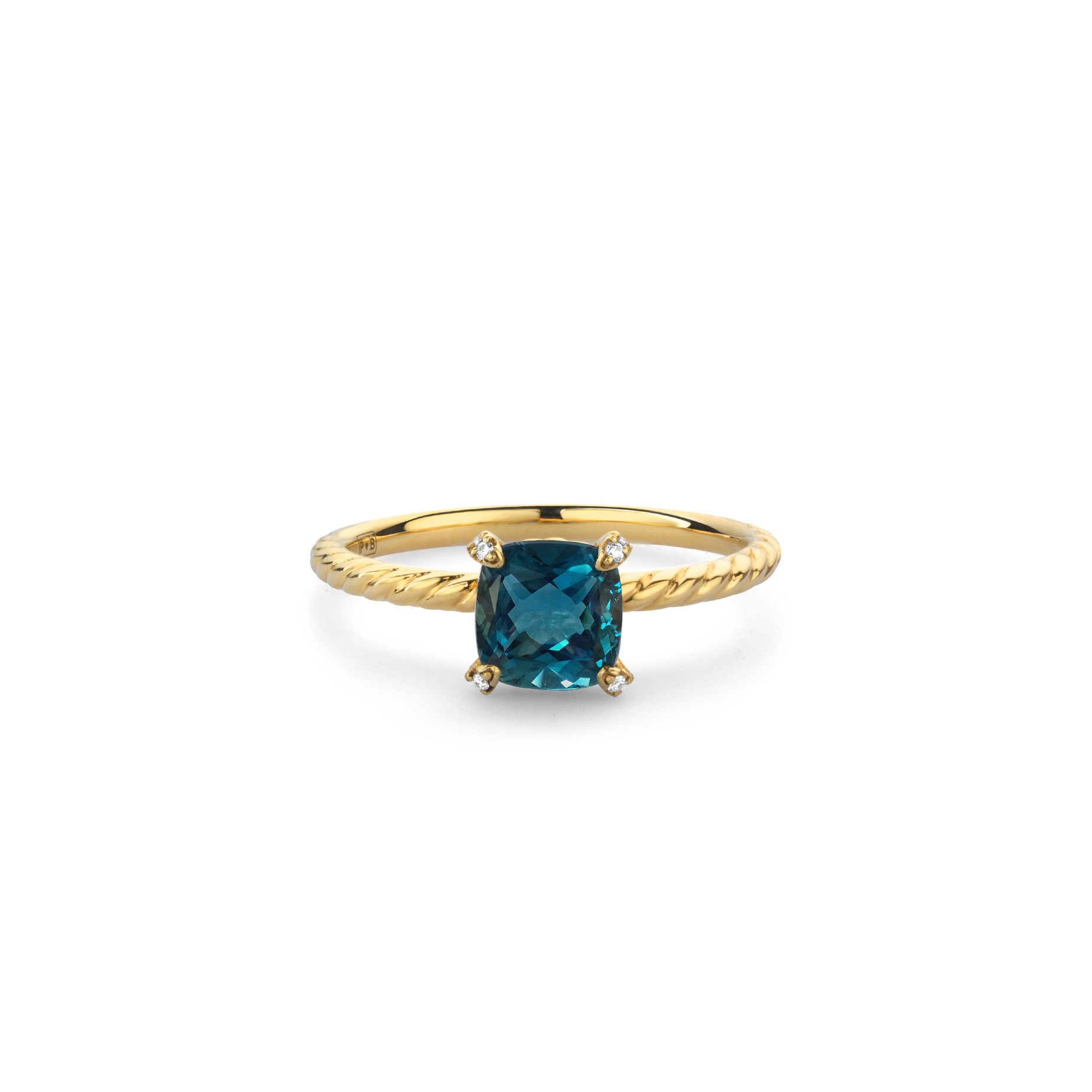 Ring Embrace is een fijne elegante solitair waarbij de Cushion shape middensteen vastgehouden wordt door 4 fijne pootjes met 2 diamantjes in iedere poot. De twist band maakt deze ring extra speels.

Leverbare goudkleuren: 18kts geel, wit en roségoud.

Alle R&C sieraden worden handgemaakt van verantwoord en 100% gerecycled goud.