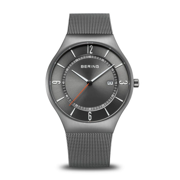  Klassiek, puristisch en toch spannend. Perfect stijlvol samen met contemporain  minimalisme. De CLASSIC-COLLECTIE is geïnspireerd op Deens design en staat voor unieke horloges die je dagelijkse stijl perfect accentueren.    Zeer hard kristalhelder en krasvast saffierglas zorgt dat de prachtige wijzerplaat duidelijk zichtbaar is. 