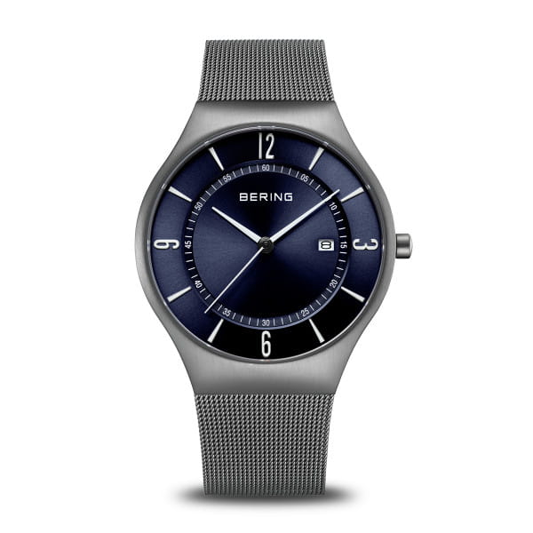  Klassiek, puristisch en toch spannend. Perfect stijlvol samen met contemporain  minimalisme. De CLASSIC-COLLECTIE is geïnspireerd op Deens design en staat voor unieke horloges die je dagelijkse stijl perfect accentueren.    Zeer hard kristalhelder en krasvast saffierglas zorgt dat de prachtige wijzerplaat duidelijk zichtbaar is. 