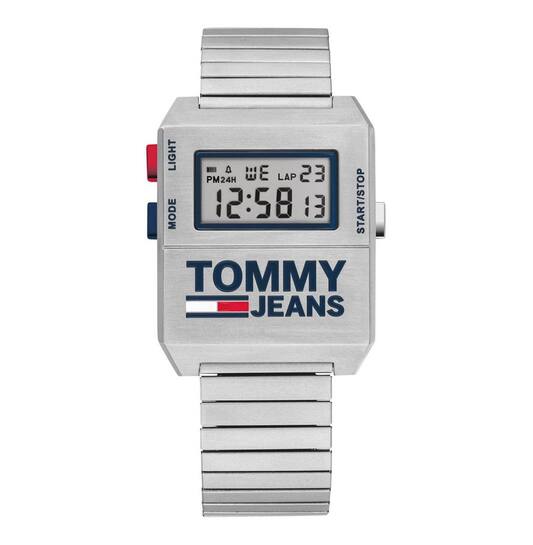 Dit Tommy Hilfiger horloge heeft een digitale aanduiding. Het materiaal van het horloge is edelstaal en is zilverkleurig met blauwe en rode details. 