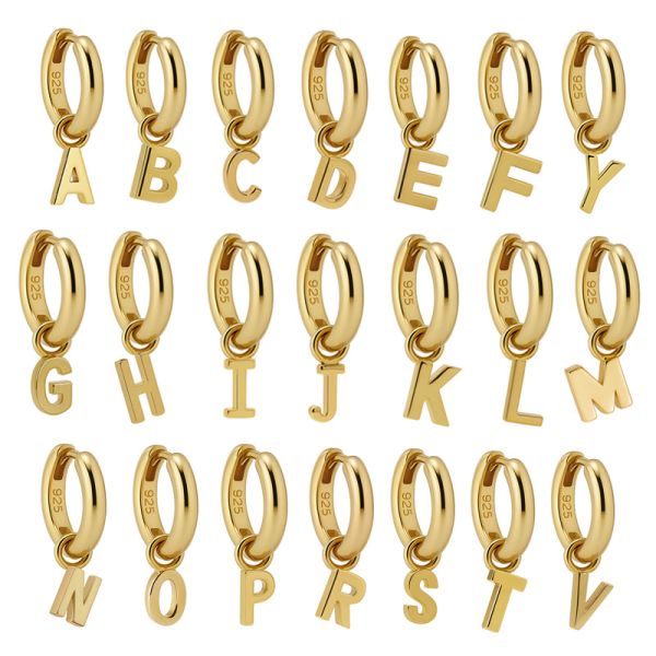 De Hinged Hoops LETTERS - E met modelnummer A177GP-E zijn stijlvolle creooloorbellen. Deze juwelen zijn een perfecte combinatie van elegantie en eenvoud. Ideaal voor dagelijks gebruik of een speciale gelegenheid. Combineer ze met zowel casual als formele outfits voor een verfijnde uitstraling. Ze voegen een persoonlijke touch toe met de letter 'E'.
