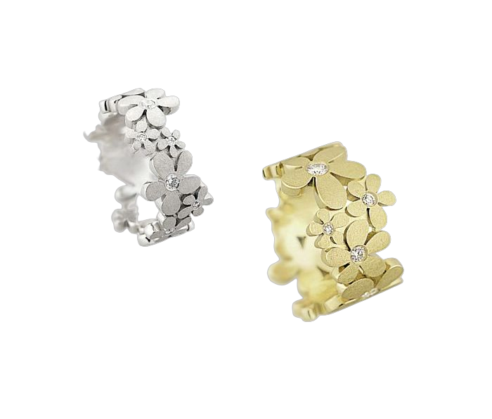 Een 18 krt geelgouden ring met bloemen motief smal met 15 diamantjes briljant geslepen totaal 0.26 crt