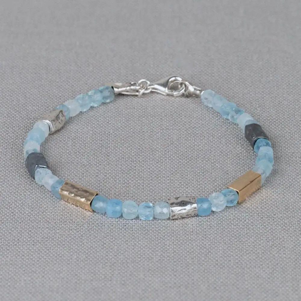 Een mooie armband met aquamarijn, geoxideerd zilver en 
goldfilled.Lengte: circa 20 cm
Breedte: circa	0,5 cm