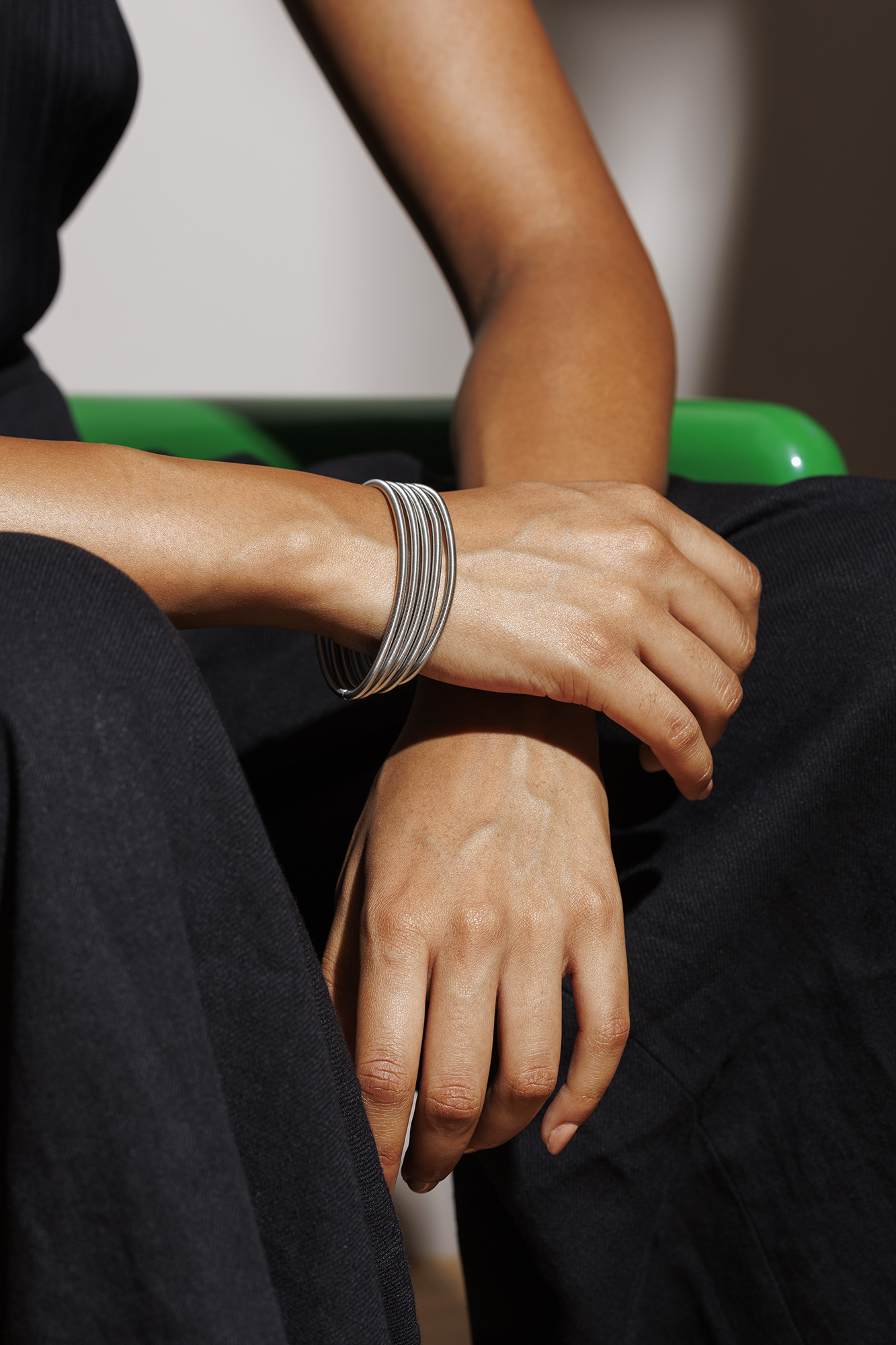 Het sieradenmerk La Mollla biedt een uitgebreid assortiment aan kettingen, armbanden en oorbellen die gemaakt zijn uit fijne roestvaste stalen veren. De sieraden komen in staalkleur, zwart en goud en vormen een prachtige match met jouw outfit. De veren stellen eenvoudige vormen voor en voelen zo fijn aan als zijde.