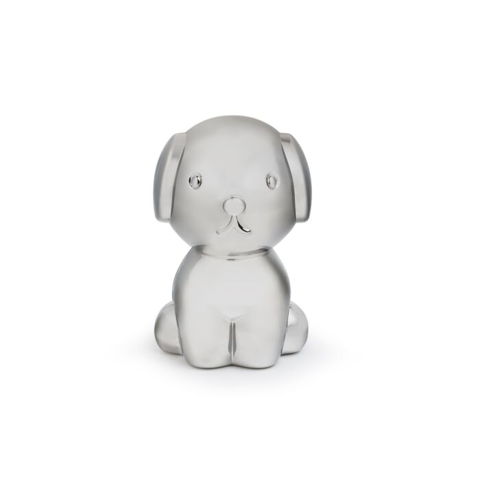 Snuffie als spaarpot – een trouwe vriend voor de eerste centjes Snuffie, het lieve hondje en vriendje van nijntje, is er nu als schattige spaarpot. Een stijlvol en symbolisch geschenk dat niet alleen helpt bij de eerste stapjes richting sparen, maar ook een dierbaar plekje verdient in elke kinderkamer. Met zijn vriendelijke uitstraling en zilverkleurige afwerking is Snuffie een echte blikvanger. De spaarpot hoeft niet gepoetst te worden en blijft mooi met minimale zorg – wel zo handig voor drukke ouders. Een betekenisvol cadeau voor een geboorte, doop of eerste verjaardag. Om nu van te genieten, en later met warme herinneringen op terug te kijken. “Time will tell… how the smallest moments become our greatest treasures.”