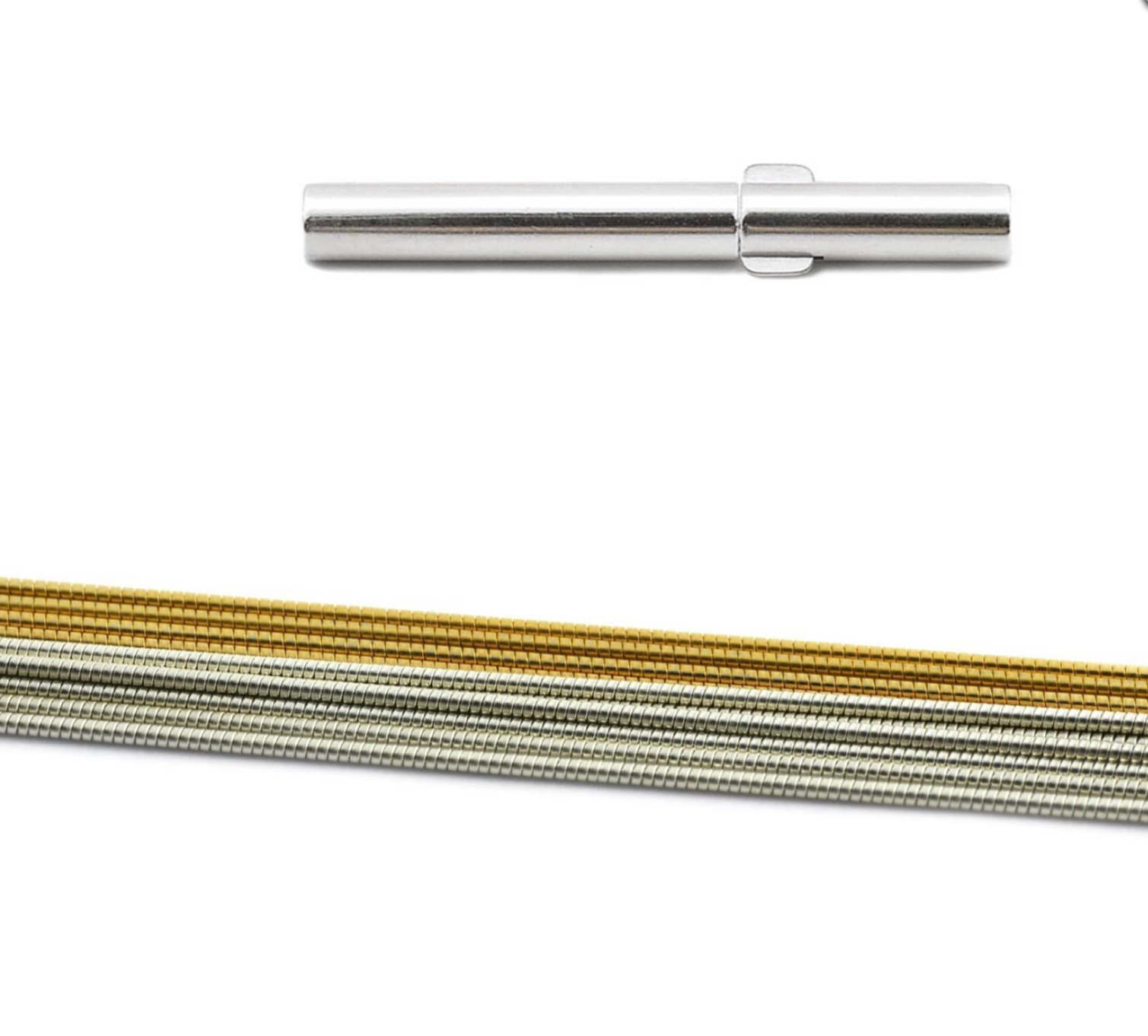 Das Produkt Omega/Spirale bicolor 45cm 11rhg  ist ein eleganter flexibler Halsreif aus teilweise vergoldetem SIlber, der durch sein zweifarbiges Design besticht. Der beste Weg, ihn zu tragen, ist als Statement-Piece auf einem schlichten Oberteil, um seinen eleganten Look zu betonen oder auch einen Anhänger effektvoll in Szene zu setzen.