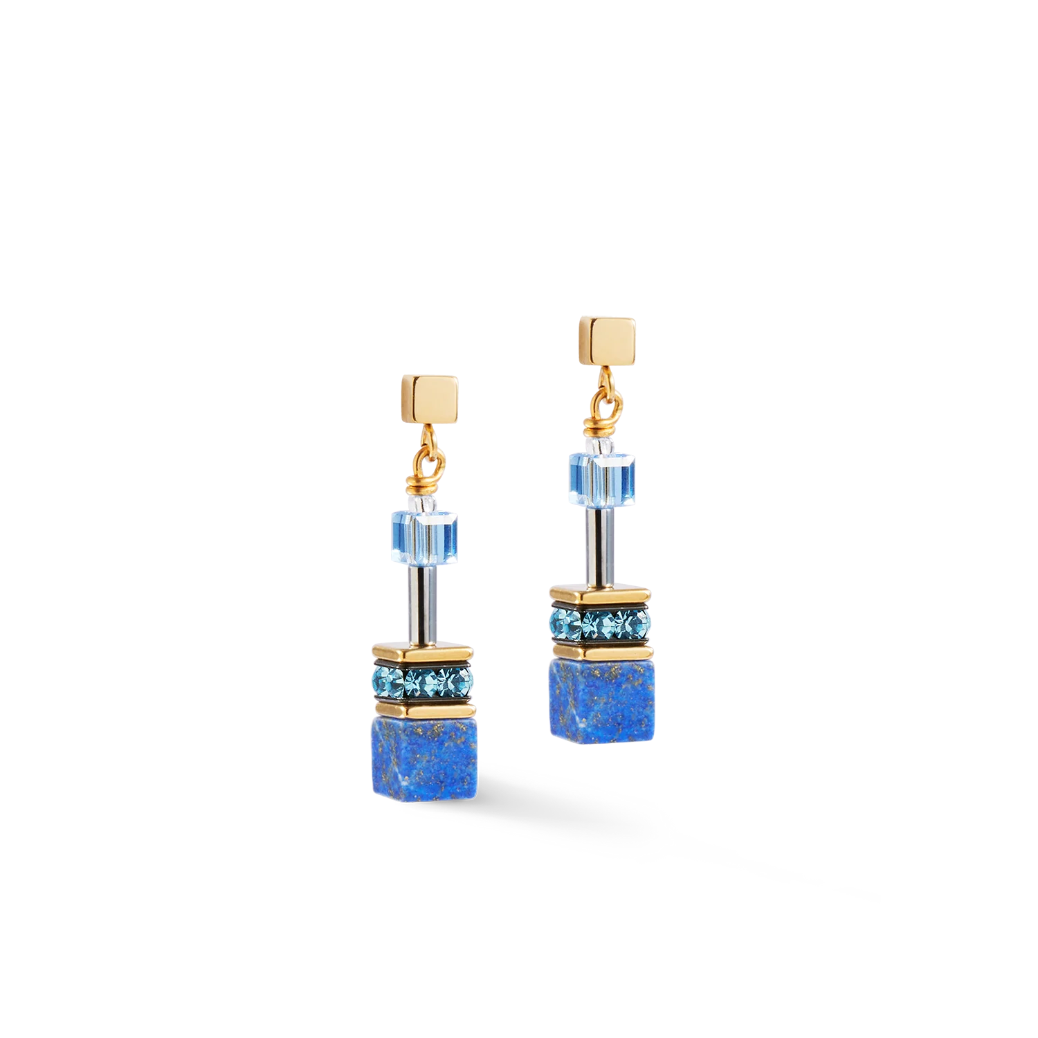 De GeoCUBE® Iconic Precious oorbellen in blauw combineren de krachtige elegantie van lapis lazuli met sprankelende Swarovski® kristalblokjes. De intense blauwtinten symboliseren rust en kracht, terwijl goudkleurige stalen elementen een luxueus contrast vormen. Perfect voor stijlbewuste looks met een moderne twist.