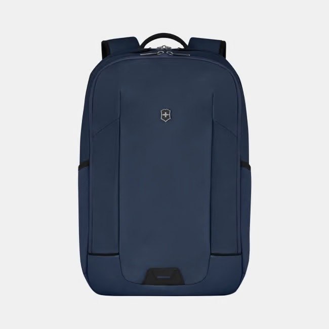 Victorinox Altmont Modern Compact Backpack – Slim, Slimmer, Slimst op Reis
Plan, pak en bescherm – stijlvol en praktisch onderweg.
De Altmont Modern Compact Backpack is de ideale reisgenoot voor wie georganiseerd, veilig én met flair wil reizen. Deze slimme rugzak combineert een modern design met doordachte functionaliteit. Van dagelijkse woon-werkverplaatsingen tot verre avonturen: deze rugzak biedt alles wat je nodig hebt.

Gemaakt van duurzaam gerecycled polyester (rPET) en voorzien van een waterafstotende, slijtvaste buitenkant, trotseert hij moeiteloos elk weertype. Binnenin vind je een strak georganiseerd interieur:
✔️ Verwijderbare laptophoes geschikt voor laptops tot 15,6"
✔️ Krasbestendig vak voor schermen of brillen
✔️ Veilig vak met ritssluiting voor waardevolle spullen
✔️ Speciale opbergplekken voor sleutels, zonnebril, oordopjes en meer

Dankzij de trolley doorvoerband bevestig je hem eenvoudig aan je koffer, ideaal voor vlot reizen. En met reflecterende details en een lampbevestigingspunt ben je ook in het donker goed zichtbaar. De antimicrobiële voering helpt bovendien om je spullen fris en hygiënisch te houden.

Productdetails:
Afmetingen: 44 x 31 x 19 cm
Inhoud: 20 liter
Gewicht: 1000 g
Materiaal: Gerecycled polyester (rPET)
Laptopformaat: tot 15.6” / 40 cm
Kleur: Blauw
Herkomst: Indonesië
Garantie: 1 jaar fabrieksgarantie + 10 jaar verlengde garantie van Victorinox
Compact, stijlvol en boordevol slimme features – de Altmont Modern Compact Backpack is klaar voor jouw volgende bestemming.