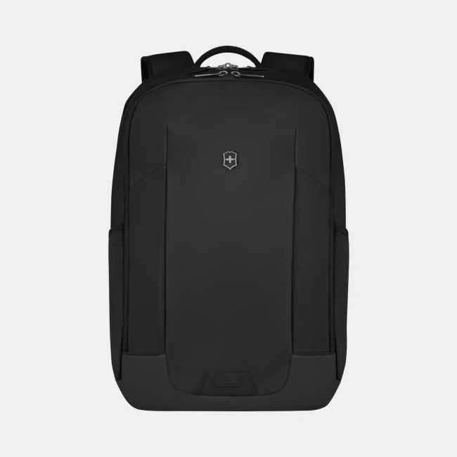 Victorinox Altmont Modern Compact Backpack – Compact, Slim en Volledig Voorbereid
Voor wie altijd onderweg is – van zakenreis tot stadsavontuur.
De Altmont Modern Compact Backpack is ontworpen voor de moderne reiziger die niets aan het toeval overlaat. Met een slimme indeling, hoogwaardig materiaal en een strak zwart design is deze rugzak jouw betrouwbare partner – van woon-werkverkeer tot internationale trips.

Waarom kiezen voor deze rugzak?

✅ Optimale organisatie & slimme opbergruimte
Je hebt alles binnen handbereik dankzij de zorgvuldig ontworpen binnenkant. Denk aan een verwijderbare laptophoes (tot 15,6”), geluidsvak, sleutellus, zonnebrilhouder, en een krasbestendig vak voor schermen. Je waardevolle spullen blijven veilig opgeborgen in het aparte vak met ritssluiting.

✅ Dubbele functionaliteit: werk en reis in één
Deze rugzak past perfect bij jouw levensstijl: strak, functioneel en robuust. Gebruik hem voor je dagelijkse ritten, zakenreis of citytrip. Dankzij de trolley doorvoerband bevestig je hem eenvoudig aan je koffer – ideaal op luchthavens of treinstations.

✅ Veiligheid in het donker
Met reflecterende details en een bevestigingspunt voor een lampje ben je ook bij weinig licht goed zichtbaar.

✅ Duurzaam en beschermend
Gemaakt van gerecycled polyester (rPET) – een milieuvriendelijk alternatief – en voorzien van een waterafstotende, slijtvaste buitenkant en antimicrobiële voering.

Productdetails:
Afmetingen: 44 x 31 x 19 cm
Inhoud: 20 liter
Gewicht: 1000 g
Materiaal: Gerecycled polyester (rPET)
Kleur: Zwart
Laptopformaat: tot 15.6” / 40 cm
Artikelnummer: 653545
Land van herkomst: Indonesië
Garantie: 1 jaar + 10 jaar Victorinox-verlengde garantie
Stijlvol, functioneel en slim ontworpen – de Altmont Modern Compact Backpack is een must-have voor wie geen concessies doet aan comfort of kwaliteit.

