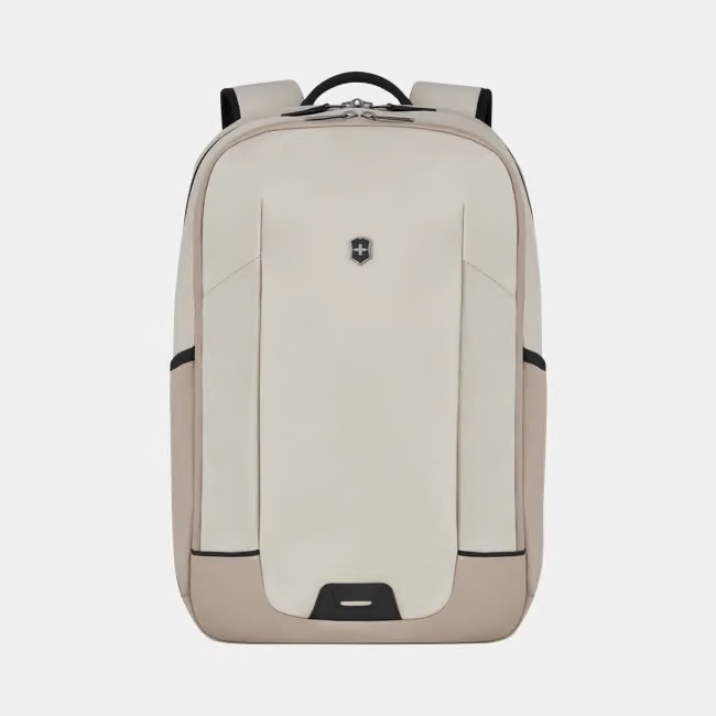 Victorinox Altmont Modern Compact Backpack – Slim Ontworpen voor de Moderne Reiziger
Alles op z’n plek, waar je ook naartoe gaat.
De Victorinox Altmont Modern Compact Backpack is dé rugzak voor wie georganiseerd, stijlvol en zorgeloos wil reizen. Of je nu onderweg bent naar je werk, een zakenafspraak hebt of een weekendtrip maakt – deze compacte rugzak combineert functionaliteit met comfort en een strak, modern design.

Belangrijkste voordelen:

 Slimme organisatie
Van sleutelhaak tot zonnebrilhouder, geluidsvak en verwijderbare laptophoes (geschikt tot 15,6”): alles heeft een eigen plek. Je schermen blijven krasvrij in het speciale vak, en je waardevolle spullen liggen veilig opgeborgen in het vak met ritssluiting.

 Perfect voor onderweg
Dankzij de trolley-strap bevestig je de rugzak moeiteloos aan je koffer. Ideaal op luchthavens, treinstations of tijdens snelle overstappen.

️ Duurzaam en beschermend
Gemaakt van gerecycled polyester (rPET) en voorzien van een waterafstotende buitenkant en antimicrobiële voering – schoon, sterk en bestand tegen weer en wind.

 Zichtbaar in het donker
Met reflecterende details en een lampbevestigingspunt ben je ook in schemer of donker goed zichtbaar en veilig onderweg.

Productdetails:
Afmetingen: 44 x 31 x 19 cm
Gewicht: 1000 g
Inhoud: 20 liter
Kleur: Stone White
Laptopformaat: tot 15.6” / 40 cm
Materiaal: Gerecycled polyester (rPET)
Artikelnummer: 653543
Land van herkomst: Indonesië
Garantie: 1 jaar + 10 jaar Victorinox-verlengde garantie
Klaar voor elke bestemming – de Altmont Modern Compact Backpack is jouw slimme reispartner voor werk én vrije tijd.
