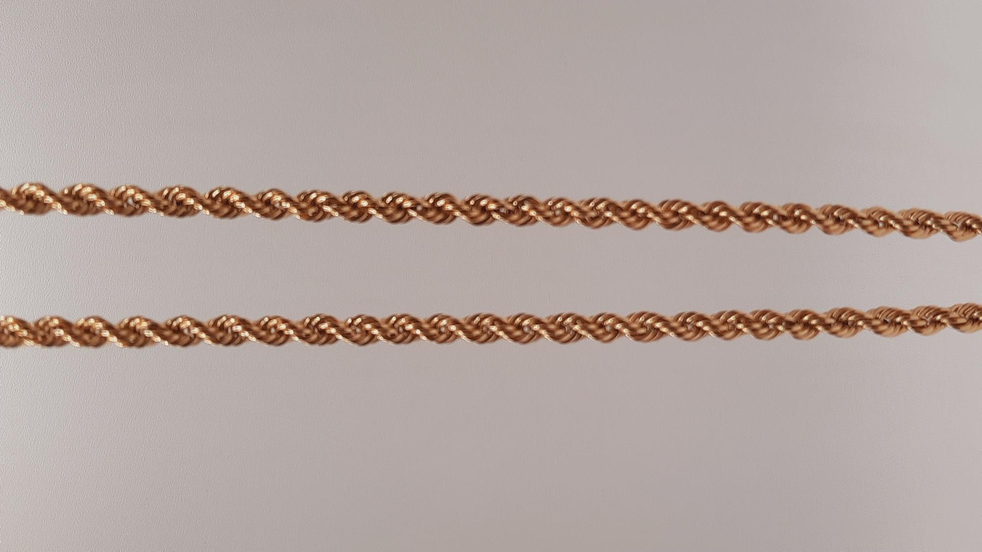 De gouden touwketting 14kt, modelnummer BREA-0002457, is een elegante halsketting van 14 karaat goud met een gewicht van 15,86 gram en een lengte van 650 mm. Perfect voor dagelijks gebruik of speciale gelegenheden, past deze ketting prachtig bij zowel formele als informele outfits. Draag hem solo voor een verfijnde look of combineer met andere sieraden.
