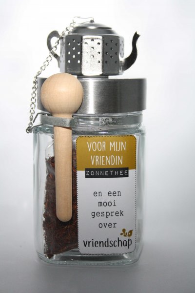 ZONNETHEE: fruitthee met het beste uit de tuin. Met een zoetig, fris en fruitig karakter. 20 gram appel, hibiscus, sinaasappelstukjes, bramen, frambozen.