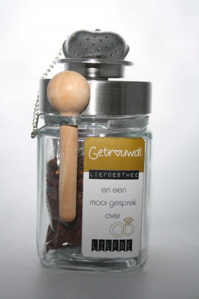 LIEFDESTHEE: rooibosthee. Naaldvormig, fris en zacht, rijk aan vitamine C, looizuurarm en cafeïnevrij. 20 gram rooibosthee.