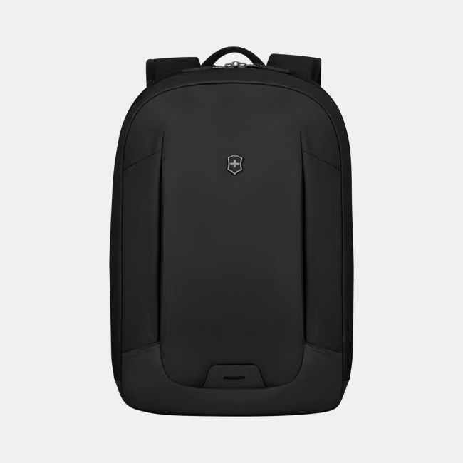 Victorinox Altmont Modern City Daypack – Voor Werk, Stad & Alles daartussenin
Modern design, slimme opbergruimte en maximale bescherming onderweg.
Of je nu dagelijks pendelt of na het werk nog de stad in trekt – met de Altmont Modern City Daypack ben je altijd voorbereid. Deze lichte, compacte maar robuuste rugzak is ontworpen met oog voor zowel stijl als functionaliteit.

Wat maakt deze rugzak onmisbaar?

 Veilig en georganiseerd op pad
Voorzien van speciaal ontworpen vakken voor al je dagelijkse essentials: een vak voor elektronische apparaten, flessenhouder, zonnebrillushouder, ritsvak, en zelfs een bevestigingspunt voor verlichting. Alles heeft zijn plek, zodat jij zonder zorgen kunt reizen.

 Waterafstotend & hygiënisch
Gemaakt van duurzaam gerecycled polyester (rPET) met een waterafstotende basis van gelamineerd polyester. De antimicrobiële voering met SILVADUR™-technologie voorkomt geurvorming en bacteriegroei – ideaal voor intensief gebruik.

 Veiligheid bij weinig licht
Dankzij reflecterende details en bevestigingsmogelijkheid voor een lampje blijf je ook in het donker goed zichtbaar.

 Compact en functioneel
Met een inhoud van 16 liter biedt de City Daypack precies genoeg ruimte voor je laptop (tot 15,6”), documenten en andere benodigdheden – zonder onnodige bulk.

Productdetails:
Afmetingen: 41 x 29 x 17 cm
Gewicht: 800 g
Inhoud: 16 liter
Materiaal: Gerecycled polyester (rPET)
Kleur: Zwart
Laptopformaat: tot 15.6” / 40 cm
Artikelnummer: 653542
Land van herkomst: Indonesië
Garantie: 1 jaar + 10 jaar Victorinox-verlengde garantie
De ideale dagrugzak voor de moderne professional – stijlvol, duurzaam en volledig voorbereid op elke reis.