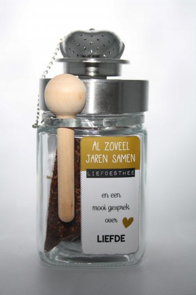 LIEFDESTHEE: rooibosthee. Naaldvormig, fris en zacht, rijk aan vitamine C, looizuurarm en cafeïnevrij. 20 gram rooibosthee.