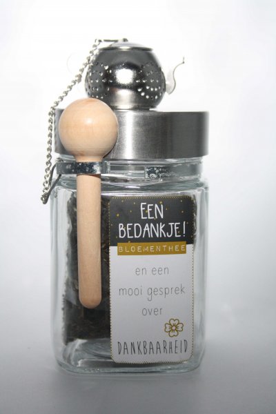 BLOEMENTHEE: groene thee, klassiek gearomatiseerd met verse jasmijn. Vol, geurig en bloemig. 20 gram biologische groene jasmijnthee.